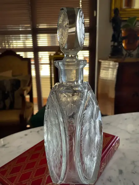 Foto de um(a) Antiga Conjunto Garrafa Licoreira Copos Cristal Tcheco Karl, da categoria de Garrafas. Karl Palda para quem gosta de peças exclusivas. Antigo e maravilhoso conjunto em cristal Tcheco ricamente lapidado à mão.... Mostrado de uma perspectiva diferente. Vendido no marketplace Trésors.