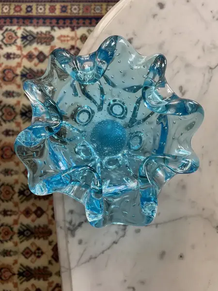 Foto de um(a) Antigo Bowl Decorativo Centro De Mesa Em Murano Italiano, da categoria de Centro de mesa. ~ Italy Glass ~ Belíssimo bowl decorativo, ou centro de mesa em Murano italiano feito à mão. Técnica de trabalho chamado... Mostrado de uma perspectiva diferente. Vendido no marketplace Trésors.