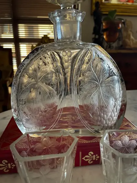 Foto de um(a) Antiga Conjunto Garrafa Licoreira Copos Cristal Tcheco Karl, da categoria de Garrafas. Karl Palda para quem gosta de peças exclusivas. Antigo e maravilhoso conjunto em cristal Tcheco ricamente lapidado à mão.... Mostrado de uma perspectiva diferente. Vendido no marketplace Trésors.