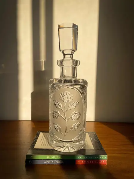 Foto de um(a) Antiga Garrafa Licoreira Cristal Francês Satiné Art Deco, da categoria de Garrafas. Antiga e grande garrafa licoreira em bloco maciço e pesado de cristal francês de excelente qualidade, lindo brilho natural e... Mostrado de uma perspectiva diferente. Vendido no marketplace Trésors.