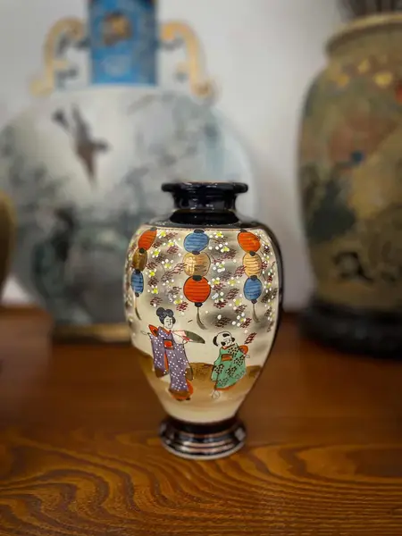 Foto de um(a) Antigo Vaso Oriental Porcelana Japonesa Satsuma Azul Cobalto, da categoria de Vasos. Antigo vaso oriental em porcelana artística japonesa Satsuma, rara cor azul cobalto. De um lado da peça a decoração é com... Mostrado de uma perspectiva diferente. Vendido no marketplace Trésors.