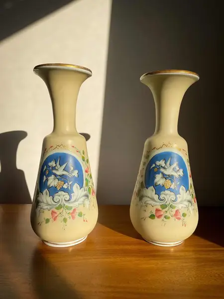 Foto de um(a) Antigo Raro Par De Vasos Em Opalina Francesa Baccarat XIX, da categoria de Vasos. ~ Opalina Baccarat ~Antigo e raro par de vasos franceses em opalina pintada à mão. Peças com mais de cem anos, do final do... Mostrado de uma perspectiva diferente. Vendido no marketplace Trésors.