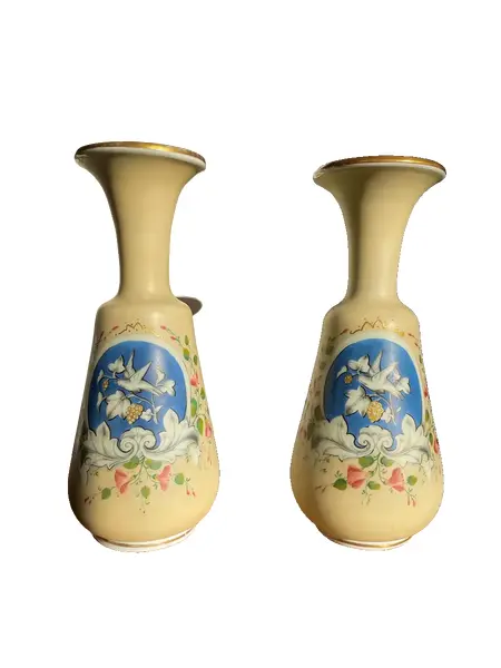 Foto de um(a) Antigo Raro Par De Vasos Em Opalina Francesa Baccarat XIX, da categoria de Vasos. ~ Opalina Baccarat ~Antigo e raro par de vasos franceses em opalina pintada à mão. Peças com mais de cem anos, do final do... Vendido no marketplace Trésors.