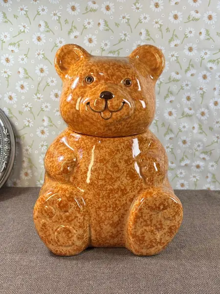 Foto de um(a) Pote colecionável raro em cerâmica Weiss - Urso - Brasil - Século XX, da categoria de Garrafas, potes e jarros. Essa é daquelas peças que a gente encontra muito raramente e entende na hora por que se tornam tão desejadas. Um pote... Mostrado de uma perspectiva diferente. Vendido no marketplace Trésors.