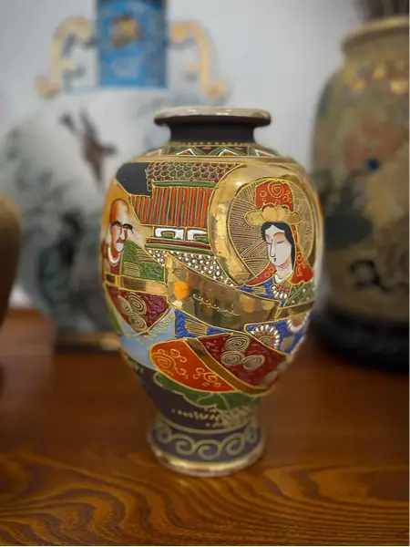Foto de um(a) Antigo Raro Vaso Jarro Oriental Porcelana Japonesa Satsuma, da categoria de Vasos. ~ Satsuma ~Antigo e raro vaso bojudo em porcelana artística japonesa, ricamente pintado à mão. Decoração típica com figuras... Mostrado de uma perspectiva diferente. Vendido no marketplace Trésors.
