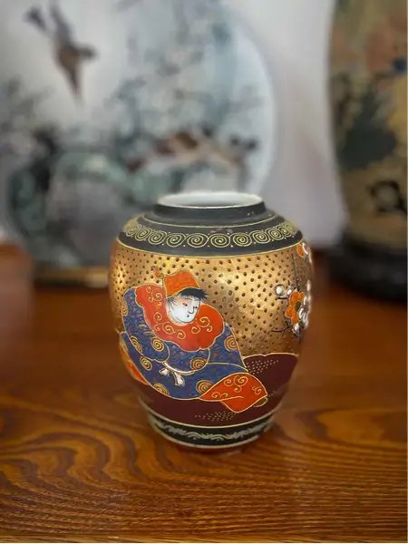Foto de um(a) Antigo Raro Vaso Oriental Japonesa Porcelana Satsuma Pintado, da categoria de Vasos. Antigo vaso oriental em porcelana artística japonesa Satsuma, diferente formato bojudo e decoração toda diferente ao redor... Mostrado de uma perspectiva diferente. Vendido no marketplace Trésors.