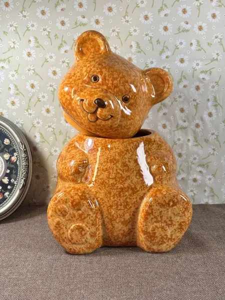 Foto de um(a) Pote colecionável raro em cerâmica Weiss - Urso - Brasil - Século XX, da categoria de Garrafas, potes e jarros. Essa é daquelas peças que a gente encontra muito raramente e entende na hora por que se tornam tão desejadas. Um pote... Mostrado de uma perspectiva diferente. Vendido no marketplace Trésors.