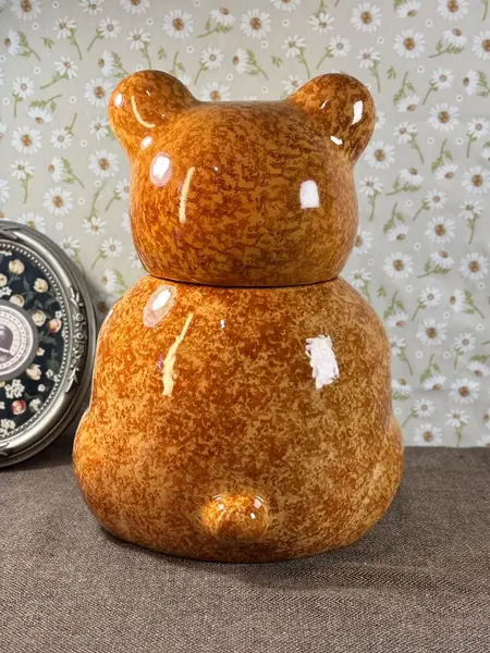 Foto de um(a) Pote colecionável raro em cerâmica Weiss - Urso - Brasil - Século XX, da categoria de Garrafas, potes e jarros. Essa é daquelas peças que a gente encontra muito raramente e entende na hora por que se tornam tão desejadas. Um pote... Mostrado de uma perspectiva diferente. Vendido no marketplace Trésors.