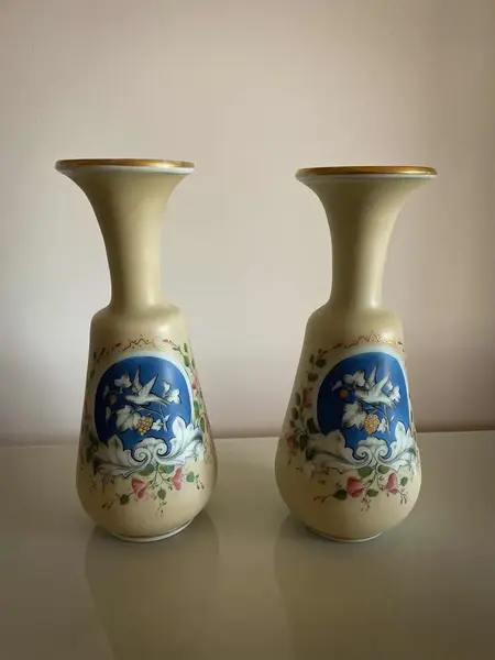 Foto de um(a) Antigo Raro Par De Vasos Em Opalina Francesa Baccarat XIX, da categoria de Vasos. ~ Opalina Baccarat ~Antigo e raro par de vasos franceses em opalina pintada à mão. Peças com mais de cem anos, do final do... Mostrado de uma perspectiva diferente. Vendido no marketplace Trésors.