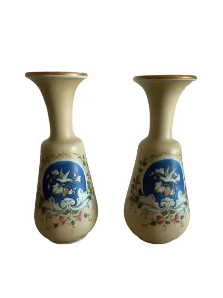 Foto de um(a) Antigo Raro Par De Vasos Em Opalina Francesa Baccarat XIX, da categoria de Vasos. ~ Opalina Baccarat ~Antigo e raro par de vasos franceses em opalina pintada à mão. Peças com mais de cem anos, do final do... Mostrado de uma perspectiva diferente. Vendido no marketplace Trésors.