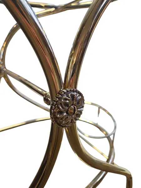 Foto de um(a) Carrinho de Chá Italiano – Bronze e Latão com Vidro Temperado, da categoria de Carrinhos de bar e auxiliares. Exemplar sofisticado do design europeu, este carrinho de chá (ou carrinho bar) combina a robustez do bronze com o brilho... Mostrado de uma perspectiva diferente. Vendido no marketplace Trésors.