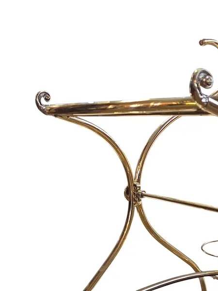 Foto de um(a) Carrinho de Chá Italiano – Bronze e Latão com Vidro Temperado, da categoria de Carrinhos de bar e auxiliares. Exemplar sofisticado do design europeu, este carrinho de chá (ou carrinho bar) combina a robustez do bronze com o brilho... Mostrado de uma perspectiva diferente. Vendido no marketplace Trésors.