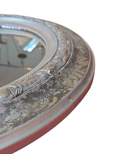 Foto de um(a) Espelho Oval Vintage com Moldura em Madeira Trabalhada, da categoria de Espelhos. Adicione um toque de história e elegância clássica ao seu ambiente com este Espelho Oval Vintage. Ideal para decorações que... Mostrado de uma perspectiva diferente. Vendido no marketplace Trésors.