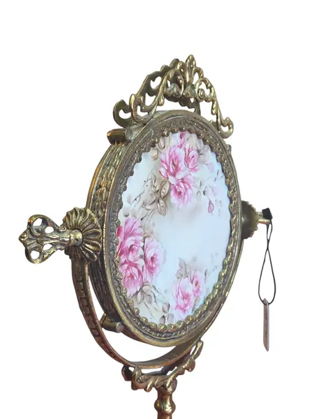 Foto de um(a) Espelho de Bancada em Bronze - Moldura Trabalhada com Fundo em Porcelana Floral, da categoria de Espelhos. Encantador espelho de bancada estilo vintage, uma peça decorativa clássica que une a robustez do bronze à delicadeza da... Mostrado de uma perspectiva diferente. Vendido no marketplace Trésors.