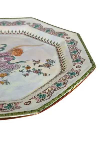 Foto de um(a) Prato Octogonal em Porcelana Oriental, da categoria de Pratos Decorativos. Este magnífico prato decorativo em porcelana oriental, destaca-se pelo seu formato geométrico e pela riqueza de sua... Mostrado de uma perspectiva diferente. Vendido no marketplace Trésors.