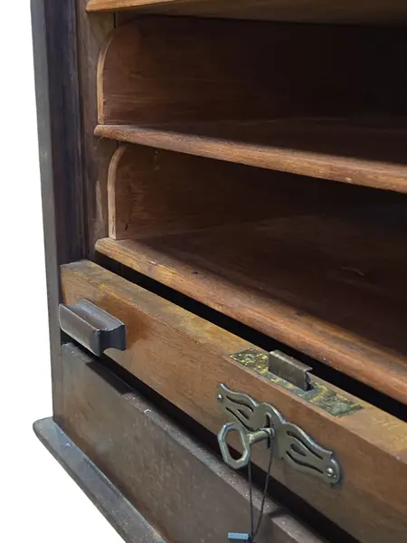 Foto de um(a) Arquivo Xerife Centenário em Imbuia Maciça, da categoria de Arquivos e Gaveteiros. Apresentamos uma peça histórica de imponente presença: um Arquivo Xerife original do início do século XX. Construído... Mostrado de uma perspectiva diferente. Vendido no marketplace Trésors.