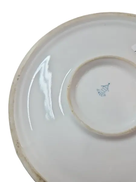 Foto de um(a) Vaso em Porcelana Saller - Decoração Floral e Filete a Ouro, da categoria de Vasos. Este elegante vaso em porcelana é uma peça de destaque para colecionadores e amantes de decoração clássica. Com um design... Mostrado de uma perspectiva diferente. Vendido no marketplace Trésors.