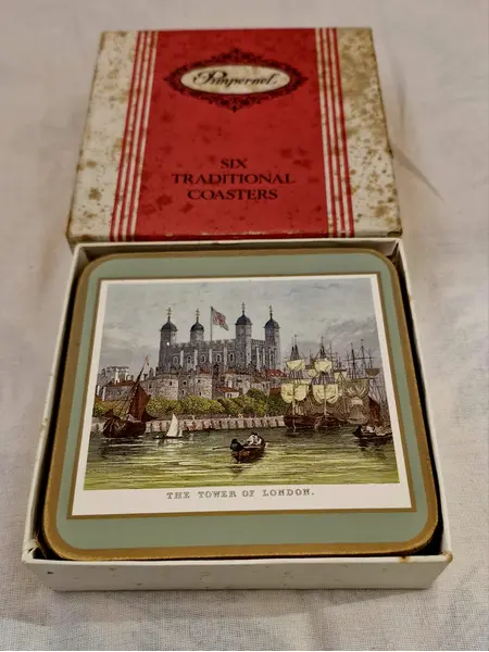 Foto de um(a) Raro jogo de porta-copos inglês ricamente ilustrado, da categoria de Porta-copos. Elegante conjunto de seis porta-copos que apresenta uma estética clássica e nostálgica, exibindo ilustrações detalhadas de... Mostrado de uma perspectiva diferente. Vendido no marketplace Trésors.