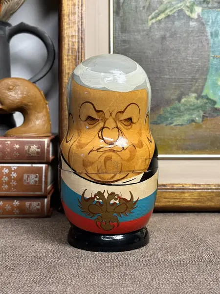 Foto de um(a) Matrioska Russa Soviética | Conjunto completo satírico em madeira pintada à mão, da categoria de Modelos e estatuetas. Conjunto de matrioskas russas em madeira torneada e pintada à mão, com temática política satírica representando líderes da... Mostrado de uma perspectiva diferente. Vendido no marketplace Trésors.