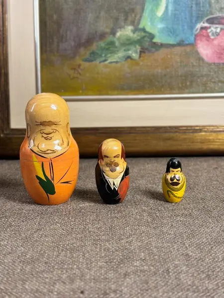 Foto de um(a) Matrioska Russa Soviética | Conjunto completo satírico em madeira pintada à mão, da categoria de Modelos e estatuetas. Conjunto de matrioskas russas em madeira torneada e pintada à mão, com temática política satírica representando líderes da... Mostrado de uma perspectiva diferente. Vendido no marketplace Trésors.