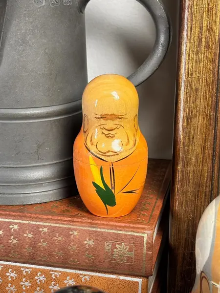 Foto de um(a) Matrioska Russa Soviética | Conjunto completo satírico em madeira pintada à mão, da categoria de Modelos e estatuetas. Conjunto de matrioskas russas em madeira torneada e pintada à mão, com temática política satírica representando líderes da... Mostrado de uma perspectiva diferente. Vendido no marketplace Trésors.