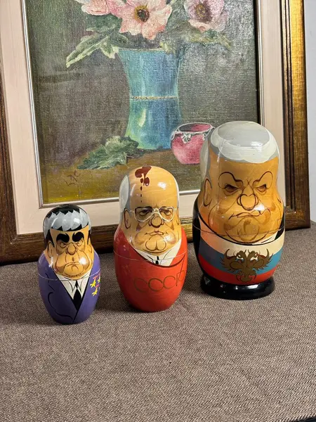 Foto de um(a) Matrioska Russa Soviética | Conjunto completo satírico em madeira pintada à mão, da categoria de Modelos e estatuetas. Conjunto de matrioskas russas em madeira torneada e pintada à mão, com temática política satírica representando líderes da... Mostrado de uma perspectiva diferente. Vendido no marketplace Trésors.