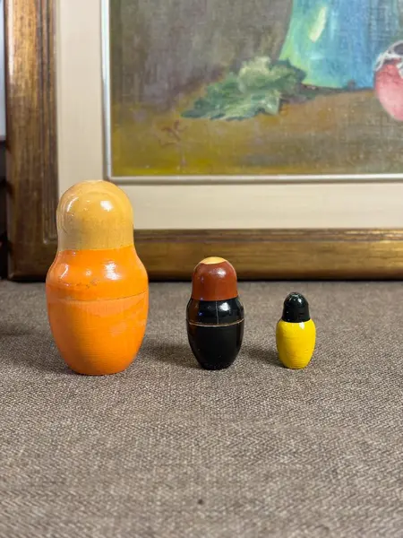 Foto de um(a) Matrioska Russa Soviética | Conjunto completo satírico em madeira pintada à mão, da categoria de Modelos e estatuetas. Conjunto de matrioskas russas em madeira torneada e pintada à mão, com temática política satírica representando líderes da... Mostrado de uma perspectiva diferente. Vendido no marketplace Trésors.