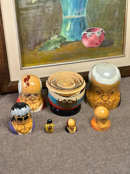 Foto de um(a) Matrioska Russa Soviética | Conjunto completo satírico em madeira pintada à mão, da categoria de Modelos e estatuetas. Conjunto de matrioskas russas em madeira torneada e pintada à mão, com temática política satírica representando líderes da... Mostrado de uma perspectiva diferente. Vendido no marketplace Trésors.