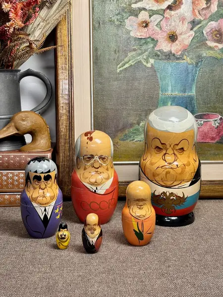 Foto de um(a) Matrioska Russa Soviética | Conjunto completo satírico em madeira pintada à mão, da categoria de Modelos e estatuetas. Conjunto de matrioskas russas em madeira torneada e pintada à mão, com temática política satírica representando líderes da... Mostrado de uma perspectiva diferente. Vendido no marketplace Trésors.