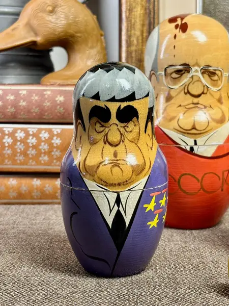 Foto de um(a) Matrioska Russa Soviética | Conjunto completo satírico em madeira pintada à mão, da categoria de Modelos e estatuetas. Conjunto de matrioskas russas em madeira torneada e pintada à mão, com temática política satírica representando líderes da... Mostrado de uma perspectiva diferente. Vendido no marketplace Trésors.