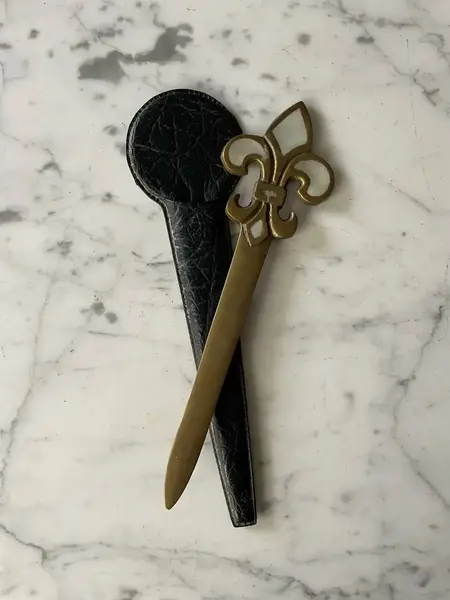 Foto de um(a) Antigo Abridor De Carta Art Deco Em Bronze Com Madrepérola, da categoria de Outros colecionáveis. Estojo de couro. Peça toda original de meados do século XX.Medida 21cm. Mostrado de uma perspectiva diferente. Vendido no marketplace Trésors.