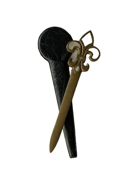 Foto de um(a) Antigo Abridor De Carta Art Deco Em Bronze Com Madrepérola, da categoria de Outros colecionáveis. Estojo de couro. Peça toda original de meados do século XX.Medida 21cm. Vendido no marketplace Trésors.