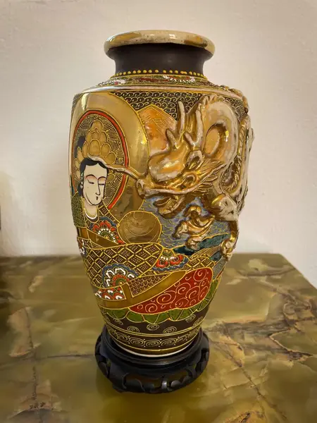 Foto de um(a) Antigo Vaso Jarro Dragão Oriental Japonês Porcelana Satsuma, da categoria de Vasos. ~ Satsuma Imperial ~Antigo e diferente vaso oriental em porcelana artística japonesa, todo pintado à mão com figuras de... Mostrado de uma perspectiva diferente. Vendido no marketplace Trésors.