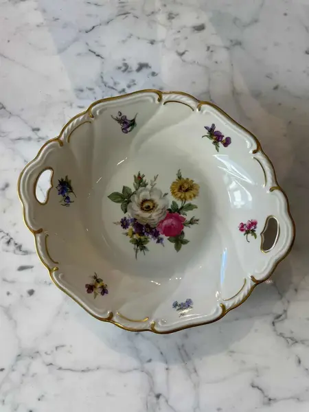 Foto de um(a) Antigo Prato Decorativo Com Alças Porcelana Alemã Bavaria, da categoria de Travessas e tigelas. ~ Bavaria | Germany ~Para servir ou decorar com este antigo e belíssimo prato com alças em porcelana artística alemã.... Mostrado de uma perspectiva diferente. Vendido no marketplace Trésors.