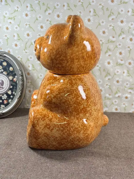 Foto de um(a) Pote colecionável raro em cerâmica Weiss - Urso - Brasil - Século XX, da categoria de Garrafas, potes e jarros. Essa é daquelas peças que a gente encontra muito raramente e entende na hora por que se tornam tão desejadas. Um pote... Mostrado de uma perspectiva diferente. Vendido no marketplace Trésors.
