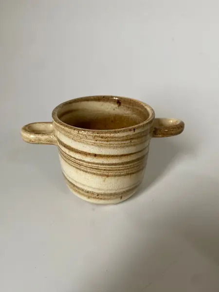 Foto de um(a) Par de pequenos cachepots em cerâmica, da categoria de Cachepot. Dupla de pequenos cachepôs em cerâmica. A 6 cm | D 7 cm. Mostrado de uma perspectiva diferente. Vendido no marketplace Trésors.