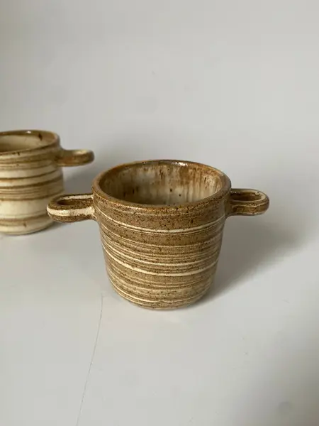 Foto de um(a) Par de pequenos cachepots em cerâmica, da categoria de Cachepot. Dupla de pequenos cachepôs em cerâmica. A 6 cm | D 7 cm. Mostrado de uma perspectiva diferente. Vendido no marketplace Trésors.