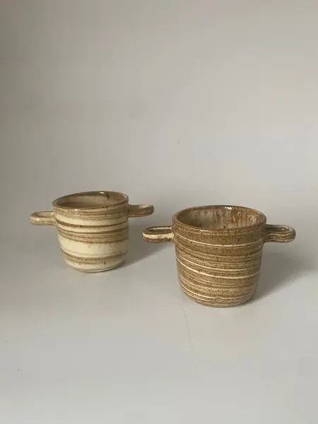 Foto de um(a) Par de pequenos cachepots em cerâmica, da categoria de Cachepot. Dupla de pequenos cachepôs em cerâmica. A 6 cm | D 7 cm. Mostrado de uma perspectiva diferente. Vendido no marketplace Trésors.