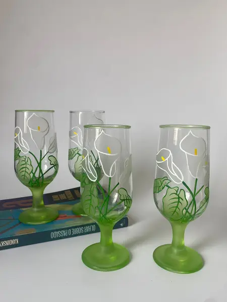 Foto de um(a) Jogo de taças, da categoria de Jogos de taças e copos. Jogo com 04 taças pintadas à mão Medem: 17,5 cm. Mostrado de uma perspectiva diferente. Vendido no marketplace Trésors.