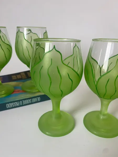 Foto de um(a) Jogo de taças, da categoria de Jogos de taças e copos. Jogo com 04 taças pintadas à mãoMedem: 14cm de altura. Vendido no marketplace Trésors.