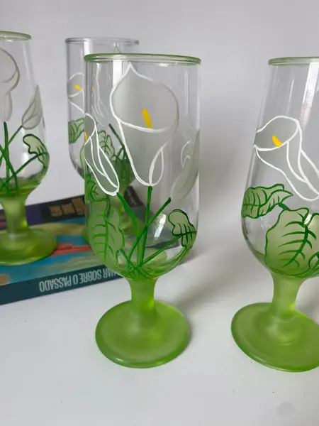 Foto de um(a) Jogo de taças, da categoria de Jogos de taças e copos. Jogo com 04 taças pintadas à mão Medem: 17,5 cm. Mostrado de uma perspectiva diferente. Vendido no marketplace Trésors.
