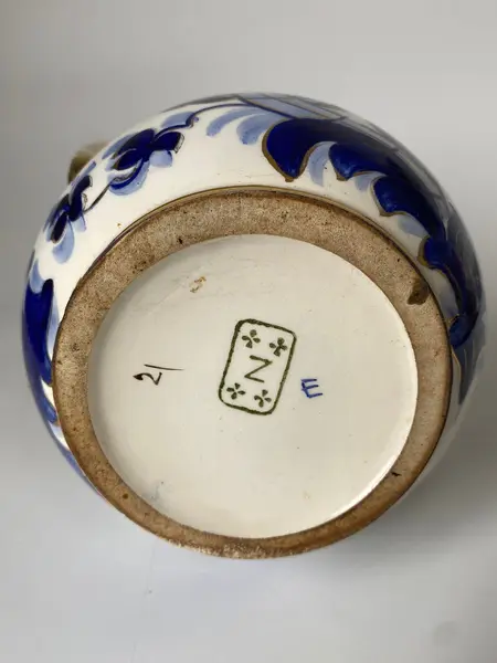 Foto de um(a) Vaso porcelana Zappi, da categoria de Vasos. Peças da Zappi são sempre uma obra prima!. Mostrado de uma perspectiva diferente. Vendido no marketplace Trésors.