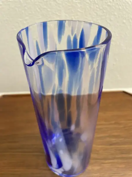 Foto de um(a) Italy Glass Antiga Jarra Vaso Em Murano Azul Art Deco, da categoria de Jarros. Antiga e super diferente jarra em Murano italiano, peça artística, feita à mão. Também pode ser usada como vaso. Medidas... Mostrado de uma perspectiva diferente. Vendido no marketplace Trésors.