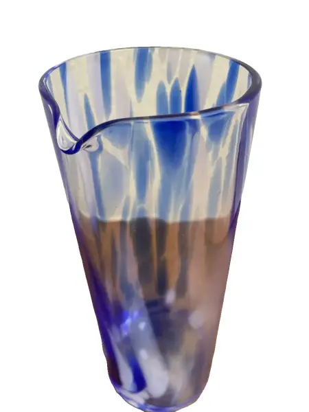 Foto de um(a) Italy Glass Antiga Jarra Vaso Em Murano Azul Art Deco, da categoria de Jarros. Antiga e super diferente jarra em Murano italiano, peça artística, feita à mão. Também pode ser usada como vaso. Medidas... Vendido no marketplace Trésors.