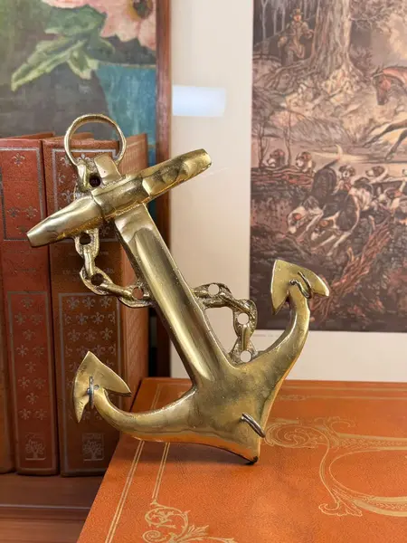 Foto de um(a) Porta-chaves em bronze maciço formato âncora, da categoria de Objetos de parede esculturais. Porta-chaves em bronze maciço em formato de âncora, com corrente. Medindo aprox. 21 cm de altura. Uma peça única, robusta e... Mostrado de uma perspectiva diferente. Vendido no marketplace Trésors.
