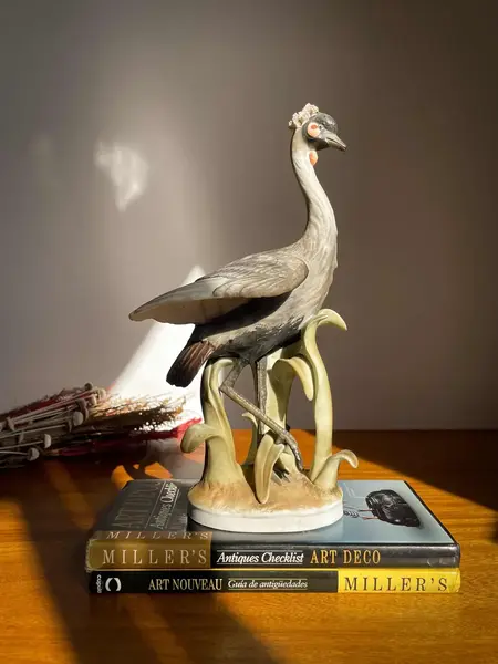 Foto de um(a) Antiga Escultura De Pássaro Em Biscuit Inglês Pintado À Mão, da categoria de Escultura. Antiga escultura artística representando lindo pássaro em biscuit inglês, peça toda moldada e pintada à mão. Uma beleza... Mostrado de uma perspectiva diferente. Vendido no marketplace Trésors.