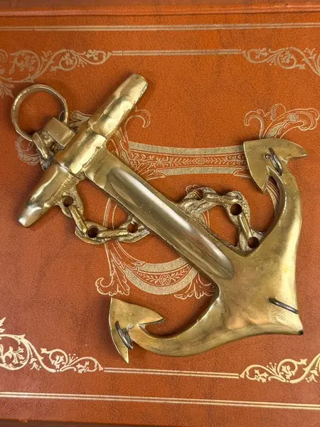 Foto de um(a) Porta-chaves em bronze maciço formato âncora, da categoria de Objetos de parede esculturais. Porta-chaves em bronze maciço em formato de âncora, com corrente. Medindo aprox. 21 cm de altura. Uma peça única, robusta e... Mostrado de uma perspectiva diferente. Vendido no marketplace Trésors.