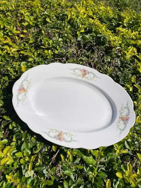 Foto de um(a) Antigo Grande Travessa Em Porcelana Floral Czechoslovakia, da categoria de Travessas e tigelas. Grande travessa em porcelana czechoslovakia, decoração floral. Medidas 36x24,5cm. Mostrado de uma perspectiva diferente. Vendido no marketplace Trésors.