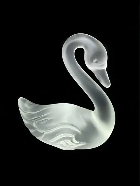 Foto de um(a) Antiga Escultura Cisne Art Deco Cristal Tcheco Desna Glass, da categoria de Escultura. Desna Glass - Bohemia. Antiga escultura artística de cisne em cristal satiné lapidada à mão. Período Art Deco.Medidas 11x10cm. Mostrado de uma perspectiva diferente. Vendido no marketplace Trésors.