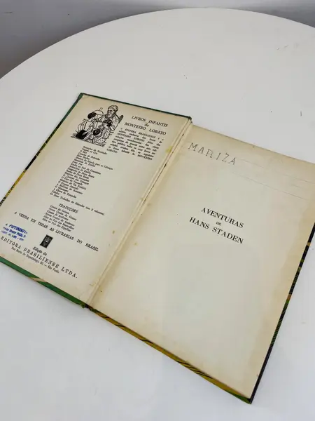 Foto de um(a) ​Livro capa dura As Aventuras de Hans Staden - Monteiro Lobato 1957, da categoria de Livros. Livro capa dura As Aventuras de Hans Staden, narrado por Dona Benta, de Monteiro Lobato, de 1957. Marcas do tempo e uso como... Mostrado de uma perspectiva diferente. Vendido no marketplace Trésors.